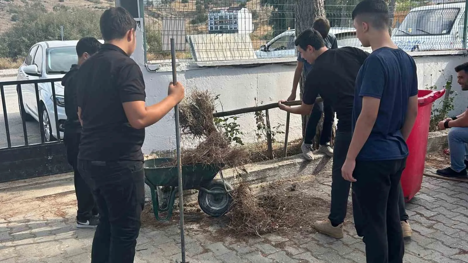 Koçarlı’da öğrenciler okul bahçesini temizleyerek çevre duyarlılığına dikkat çekti 1 kocarlida ogrenciler okul bahcesini temizleyerek cevre duyarliligina dikkat cekti 1cd9546d636f