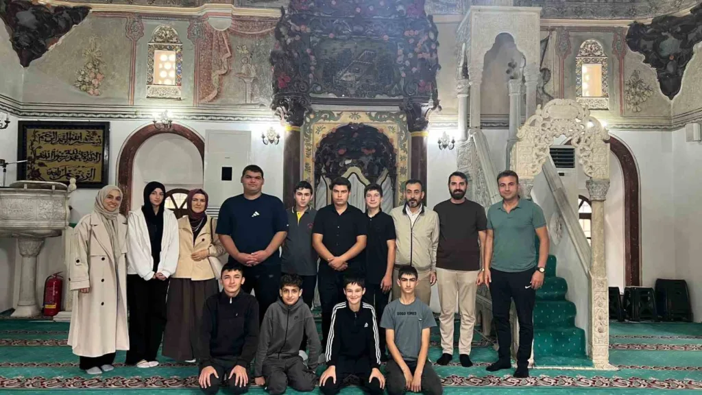 Koçarlı’da öğrenciler okul bahçesini temizleyerek çevre duyarlılığına dikkat çekti 2 kocarlida ogrenciler okul bahcesini temizleyerek cevre duyarliligina dikkat cekti a8236002dff8