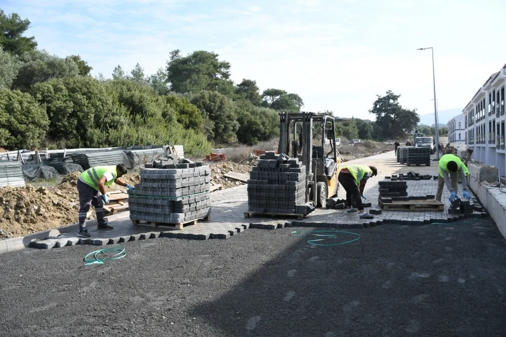 kusadasi caferlide 25 bin metrekarelik yol calismasi basladi 8e8ab07e1c86