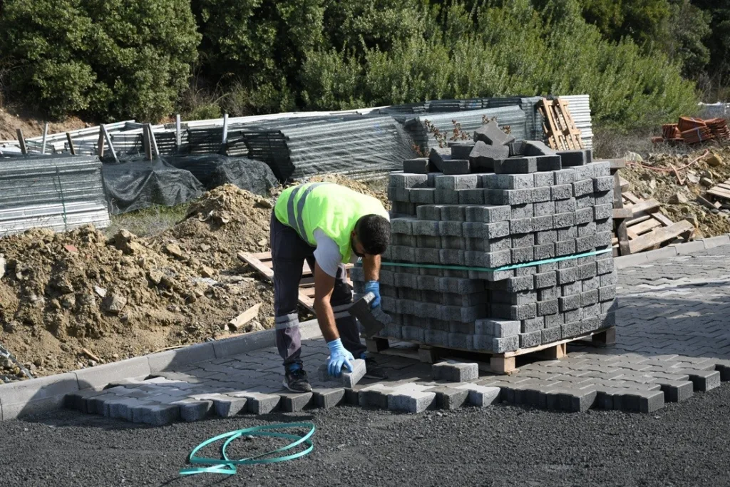kusadasi caferlide 25 bin metrekarelik yol calismasi basladi b62752a4f012