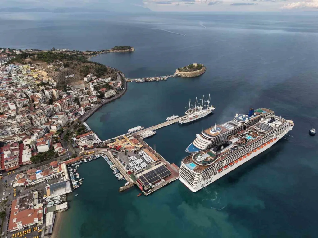 kusadasina 4 kruvaziyerle 6 bin turist geldi 5f359d33353c