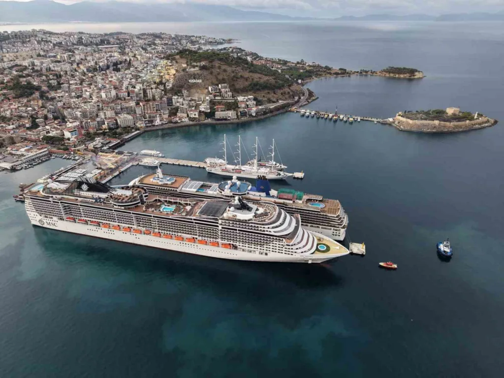 kusadasina 4 kruvaziyerle 6 bin turist geldi bf730c7f9fce