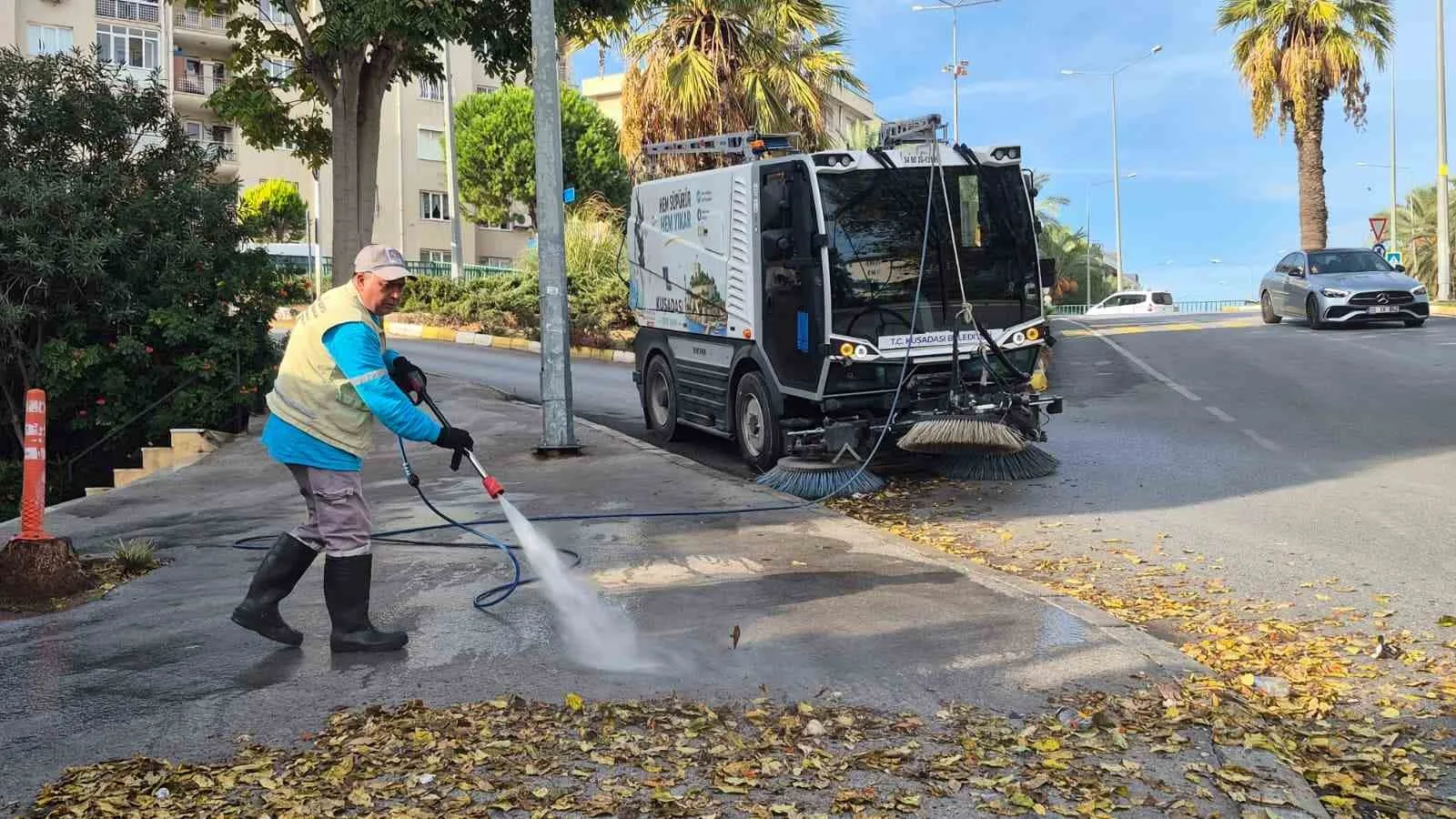 Kuşadası’nda cadde temizliği aralıksız sürüyor