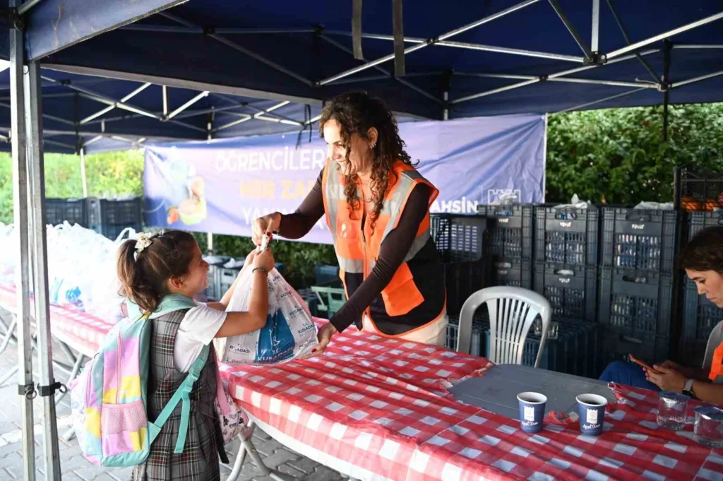 kusadasinda cocuklara 3 haftada 4 bin 200 beslenme paketi dagitildi 002e6252048c