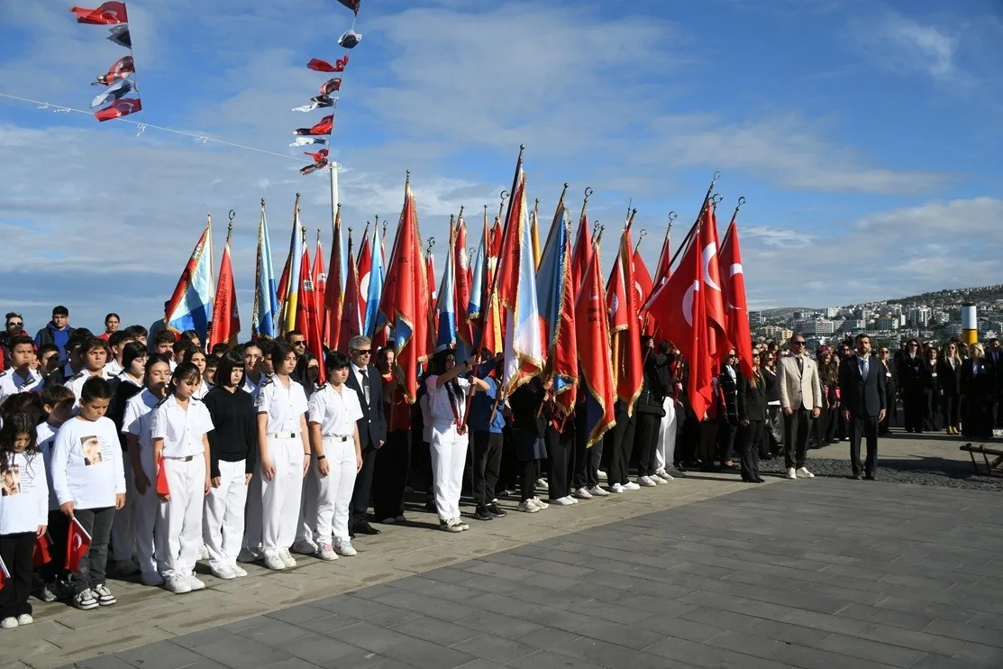 Kuşadası’nda Cumhuriyet coşkusu 103’üncü yılında meydanlara taştı 4 Kuşadası’nda Cumhuriyet coşkusu 103’üncü yılında meydanlara taştı