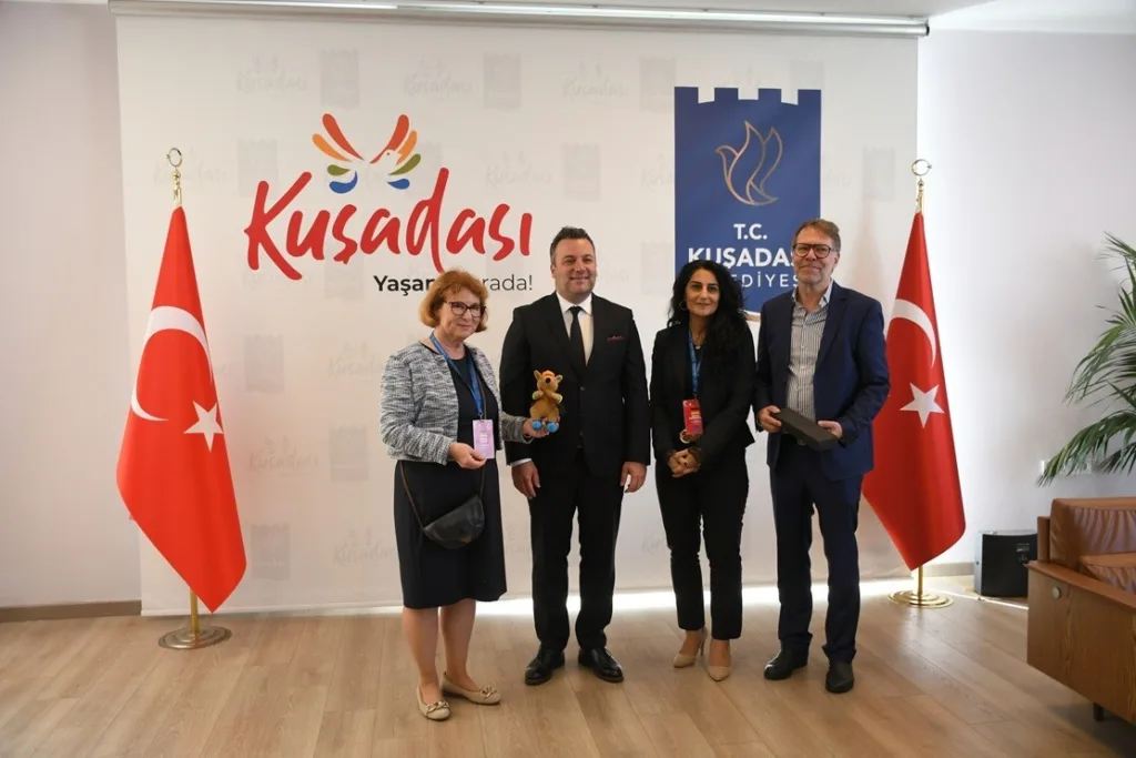 kusadasinda cumhuriyetin 102uncu yili kardes sehirlerin dostluk bulusmasi ile taclandi 5e8284444193
