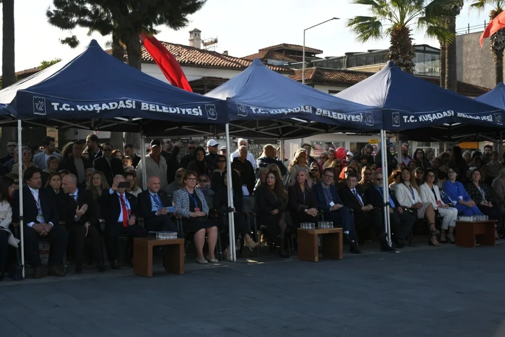 kusadasinda cumhuriyetin 102uncu yili kardes sehirlerin dostluk bulusmasi ile taclandi ae5380c914c7