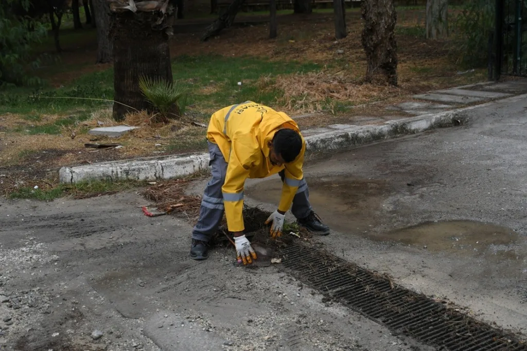 kusadasinda firtina sonrasi ekipler sahaya indi 17350b38fa8f