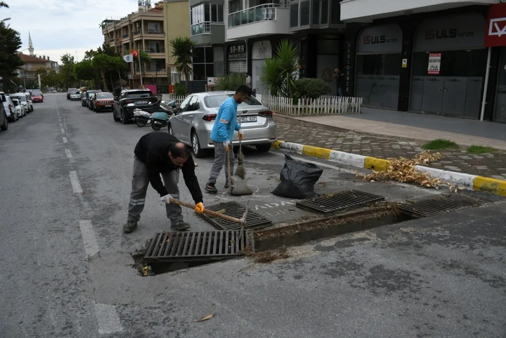 kusadasinda firtina sonrasi ekipler sahaya indi 2e4749d66f12