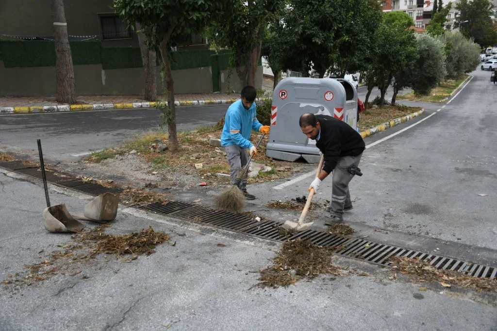 kusadasinda firtina sonrasi ekipler sahaya indi 485d0e32bb97