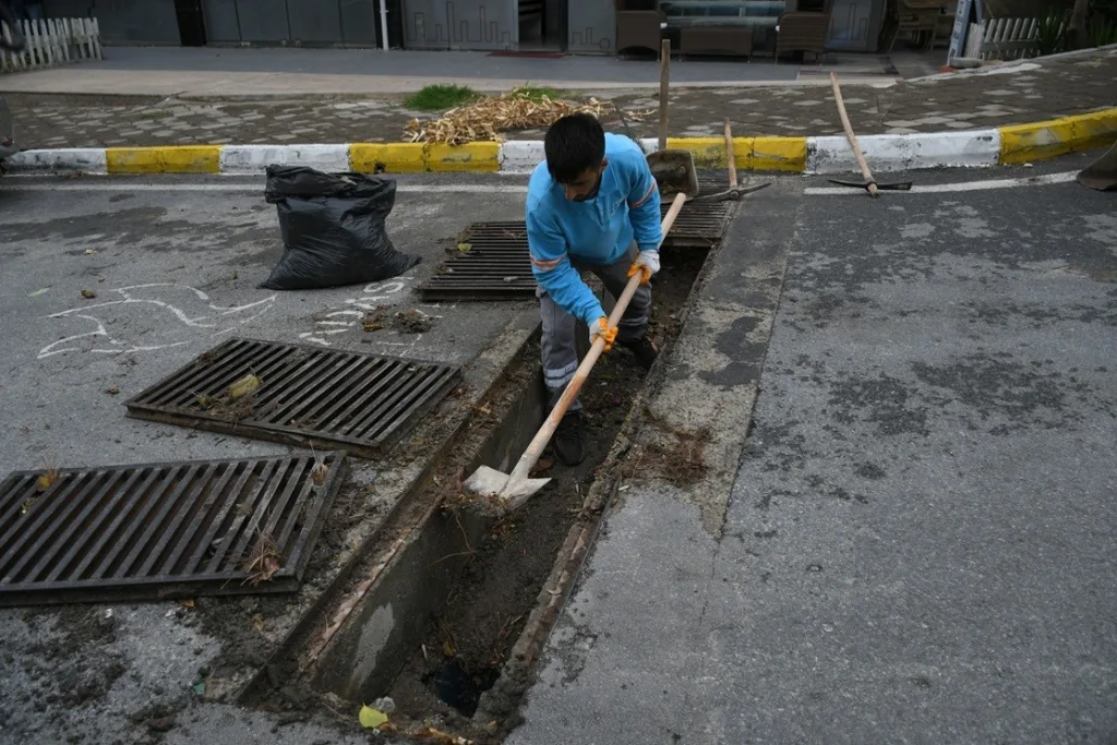 kusadasinda firtina sonrasi ekipler sahaya indi 5f4e405019e4