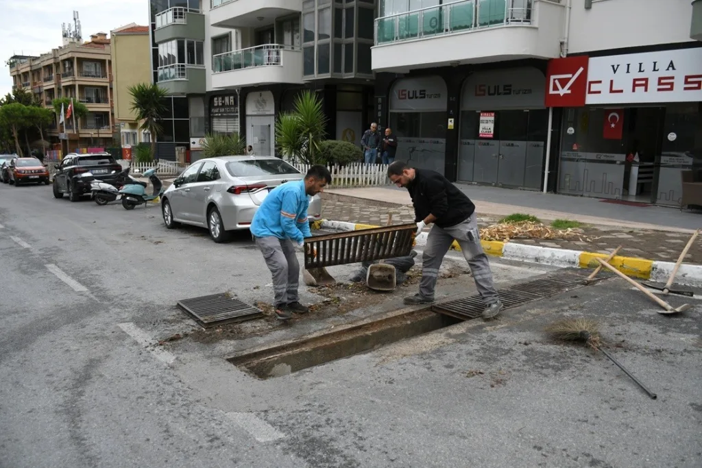 kusadasinda firtina sonrasi ekipler sahaya indi bd8b5438c6e8