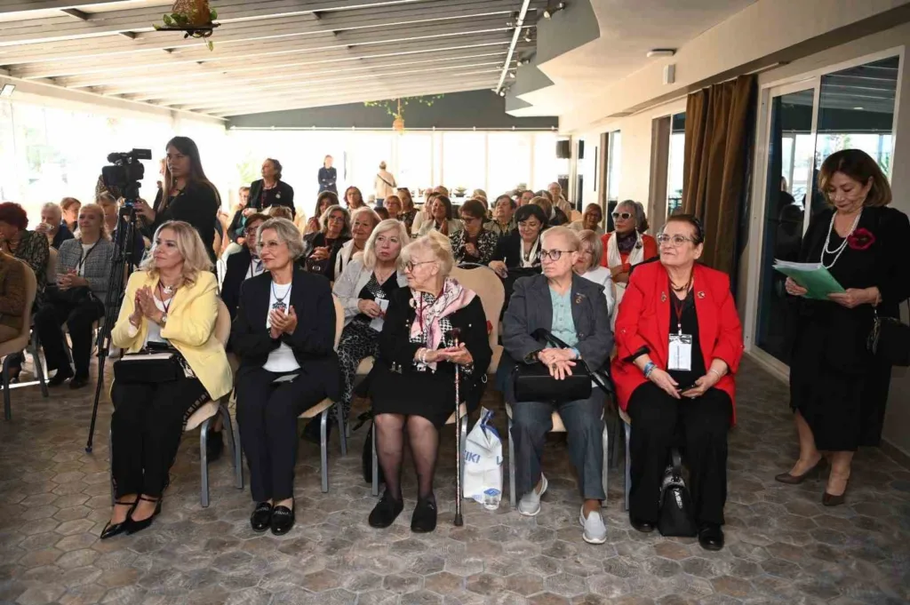 kusadasinda kadinlar zirvesi basladi 76bfd6ba05ea