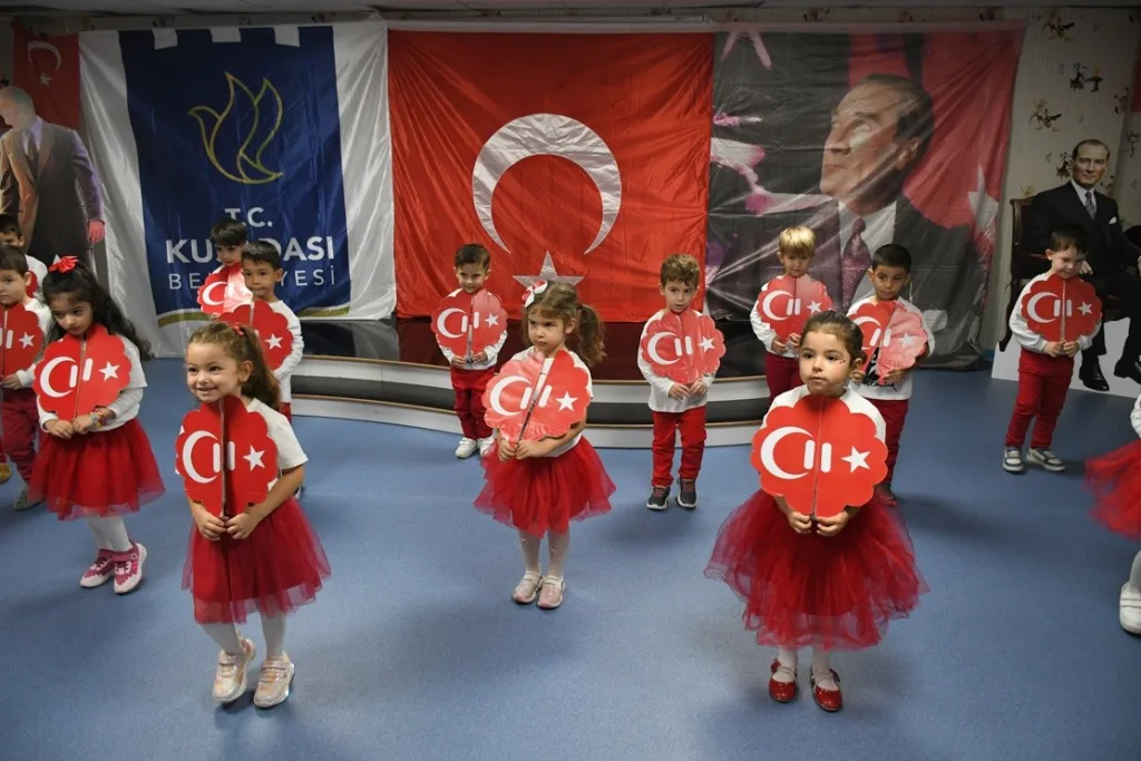 kusadasinda minikler cumhuriyet bayramini coskuyla kutladi 4a1e6c594b5e