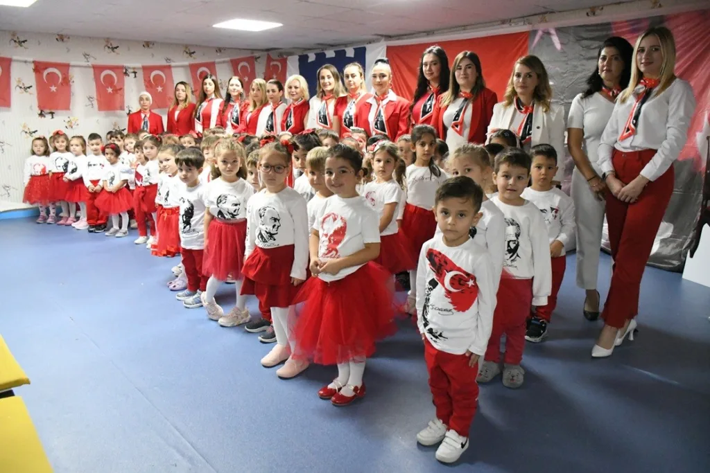 kusadasinda minikler cumhuriyet bayramini coskuyla kutladi 6a8f92836ac6