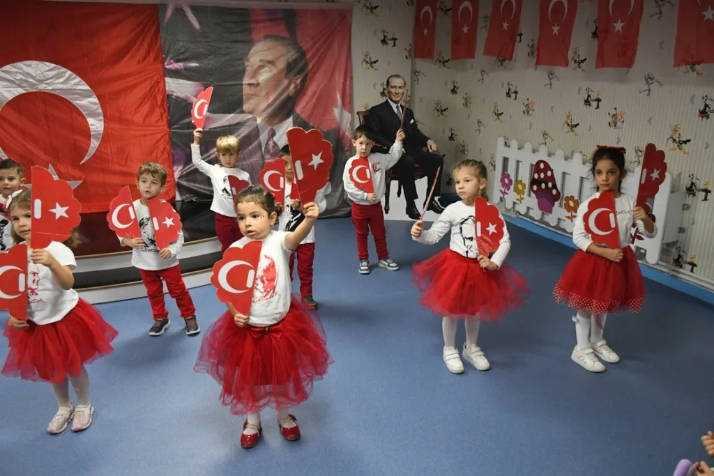 kusadasinda minikler cumhuriyet bayramini coskuyla kutladi 8da62dbb4afc