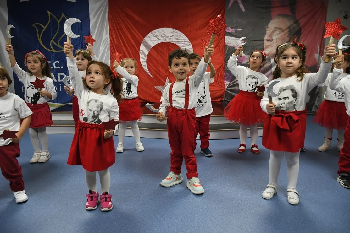 Kuşadası’nda minikler Cumhuriyet Bayramı’nı coşkuyla kutladı 3 Kuşadası’nda minikler Cumhuriyet Bayramı’nı coşkuyla kutladı