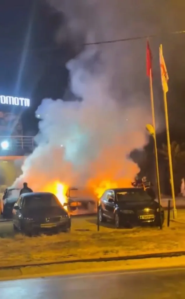 kusadasinda oto galeri kundaklandi 925dd19ff605