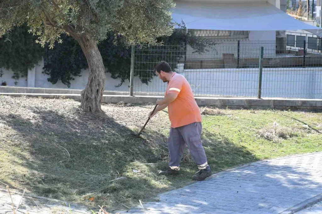 kusadasinda park ve yesil alanlar bakimdan geciriliyor b327aaaf0af8