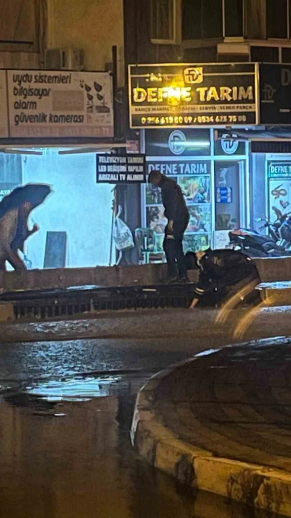 kusadasinda saganak yagis gece etkili oldu 125254f24575