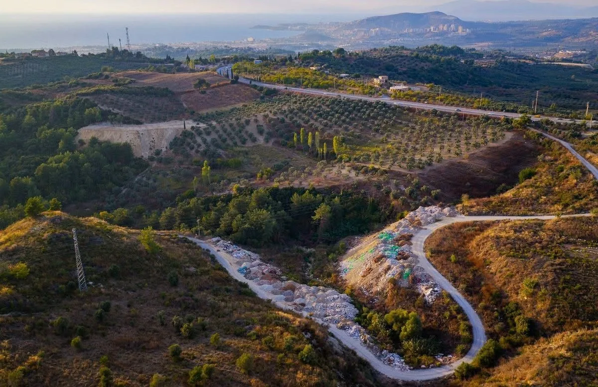 Kuşadası’nda Toskana’yı andıran vadiler atıklarla doluyor