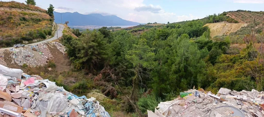 kusadasinda toskanayi andiran vadiler atiklarla doluyor 58b3cf3fc650
