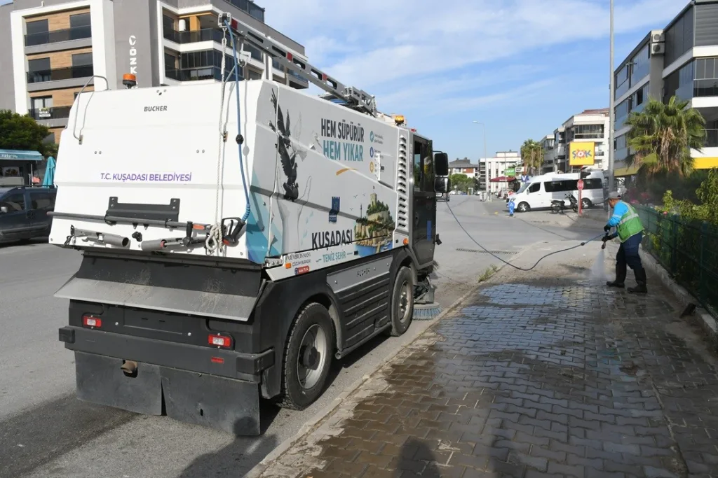 kusadasinin dar sokaklari kucuk deve emanet 6f9e5034c9ca