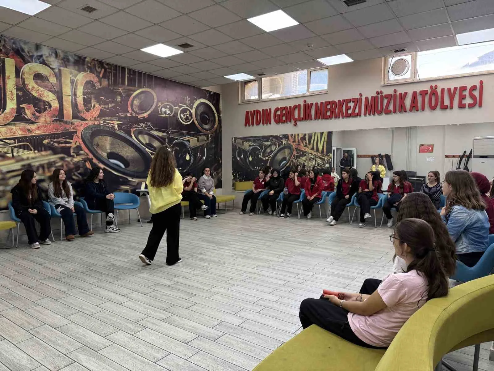 Liseli gençler, Aydın Gençlik Merkezi’ni keşfetti
