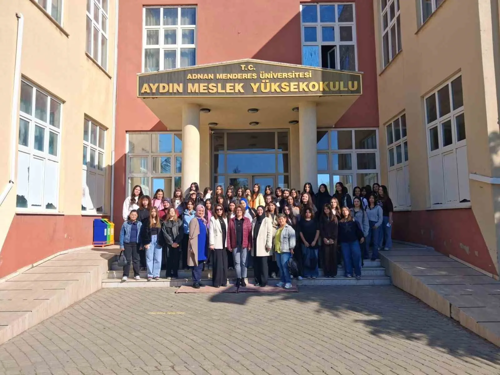 liseli ogrenciler adunun egitim imkanlarini yerinde gordu 4c7dc4b1c14d