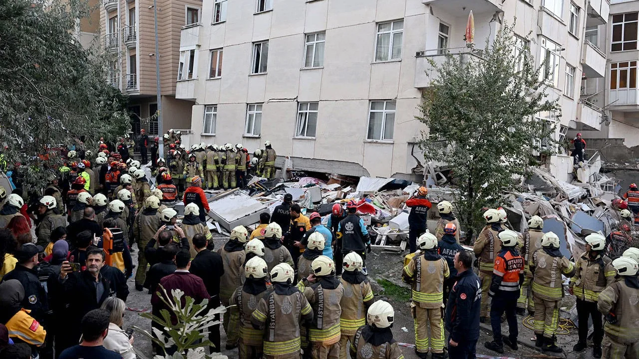 maltepe de 7 katli binanin 3 kati coktu valilik ten aciklama