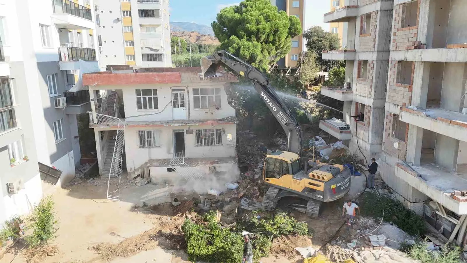 Metruk bina yıkıldı, trafik rahatlayacak 2 Metruk bina yıkıldı, trafik rahatlayacak