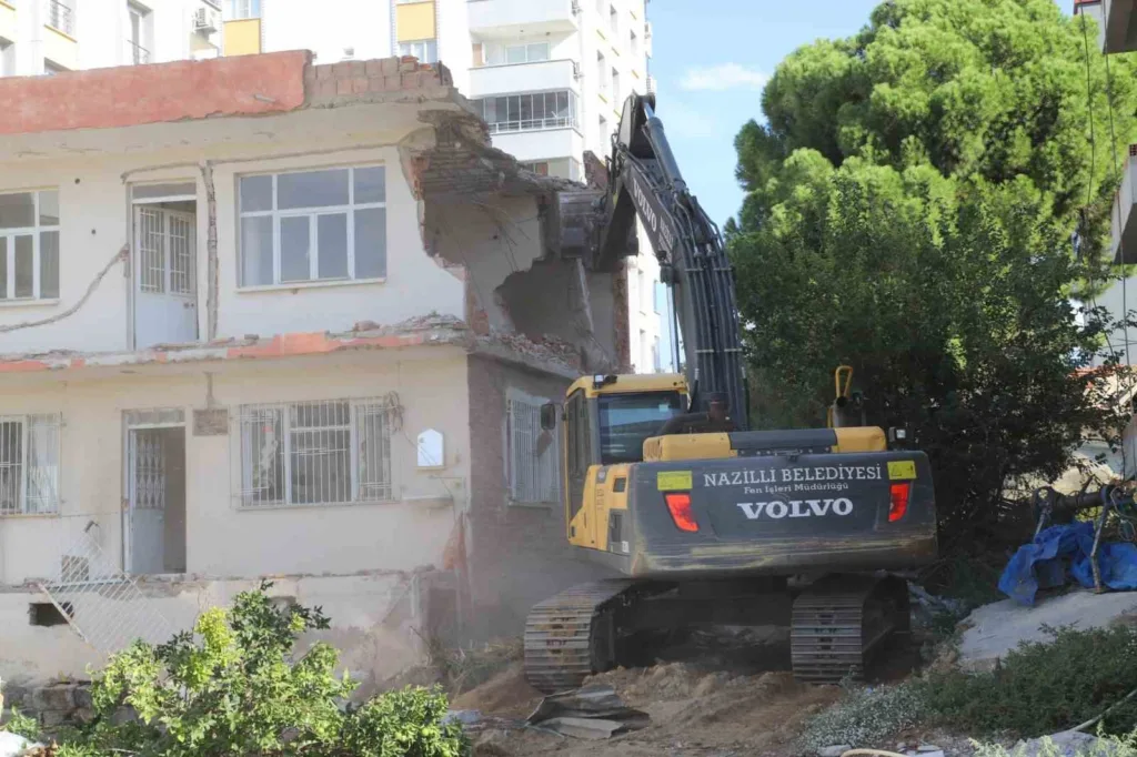 Metruk bina yıkıldı, trafik rahatlayacak 3 metruk bina yikildi trafik rahatlayacak de2f1a0842bb