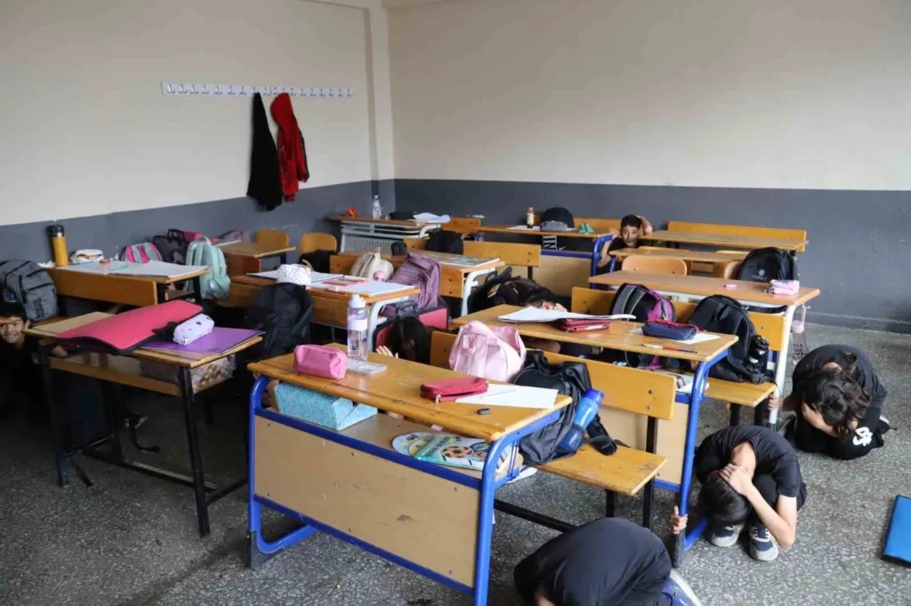 NAFAD’dan okullarda afet farkındalık eğitimleri 2 nafaddan okullarda afet farkindalik egitimleri 350a71b3bc8c