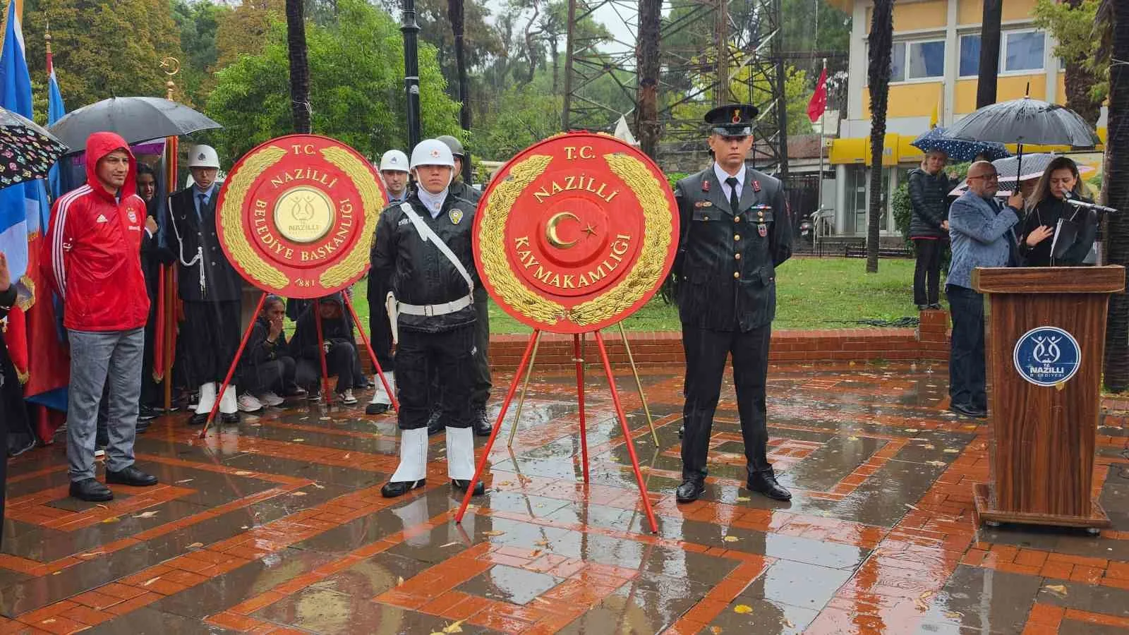 Nazilli’de çelenk sunma töreni yağmur altında yapıldı 2 Nazilli’de çelenk sunma töreni yağmur altında yapıldı