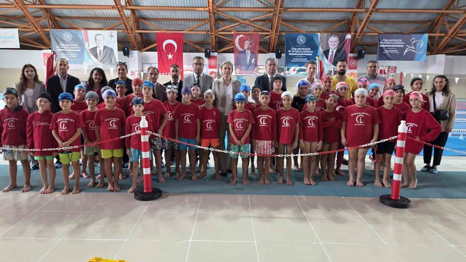 Nazilli’de çocuklar yüzme öğreniyor