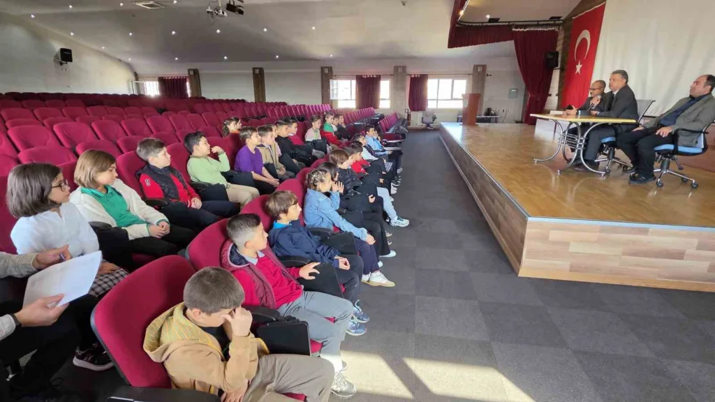 nazillide ilce milli egitim muduru guner ogrencileri dinledi 260d468fb1f7