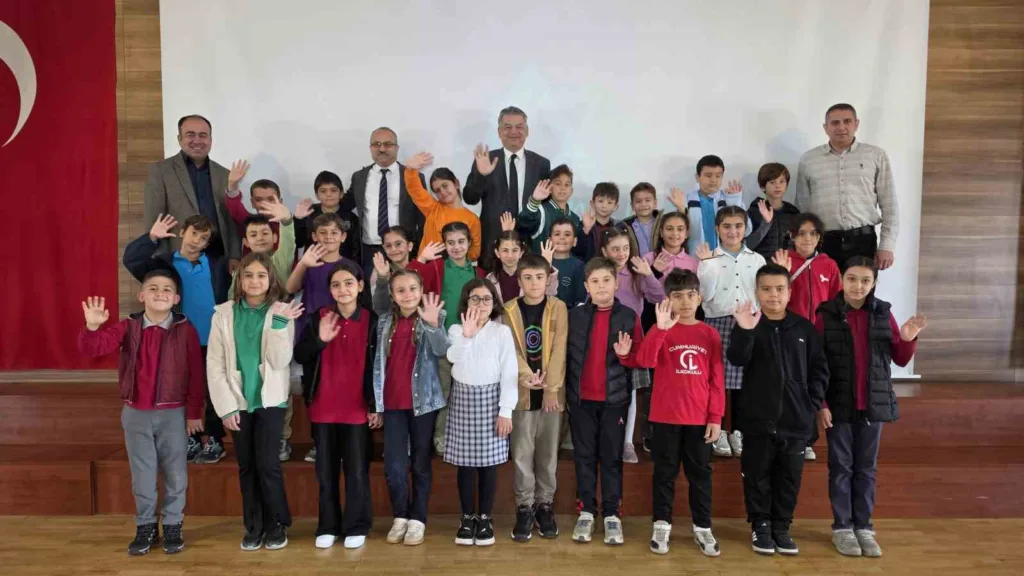 nazillide ilce milli egitim muduru guner ogrencileri dinledi d21b13d70bb7
