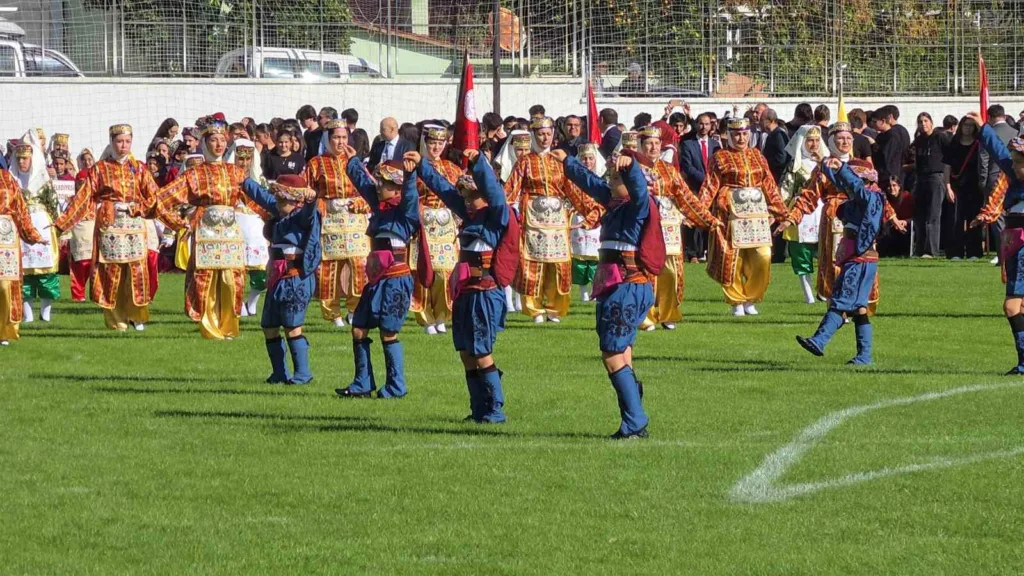 Nazilli’de sokaklar kırmızı beyaza büründü 6 nazillide sokaklar kirmizi beyaza burundu 5e509fef61a5