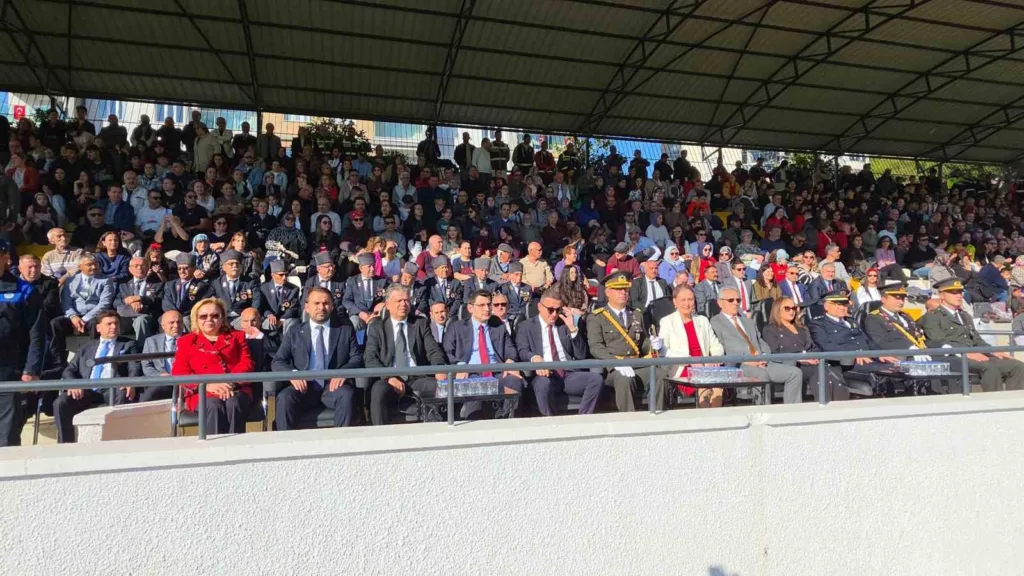 Nazilli’de sokaklar kırmızı beyaza büründü 3 nazillide sokaklar kirmizi beyaza burundu 82447275493b