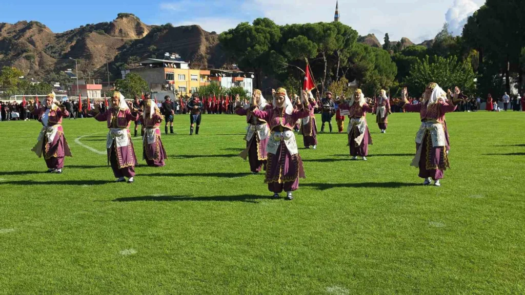 Nazilli’de sokaklar kırmızı beyaza büründü 9 nazillide sokaklar kirmizi beyaza burundu 842bdd25ad65