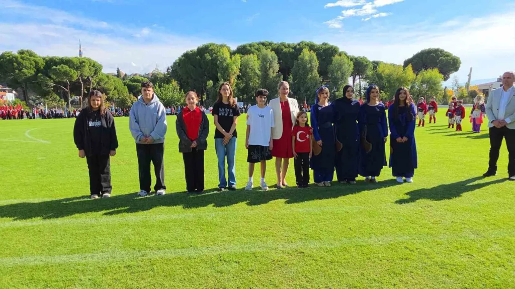 Nazilli’de sokaklar kırmızı beyaza büründü 10 nazillide sokaklar kirmizi beyaza burundu 9320311a05a6