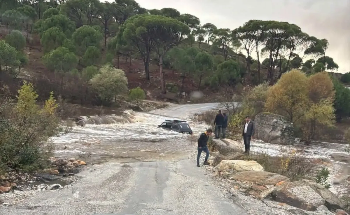 Otomobildeki iki kişi sele kapılmadan kurtarıldı