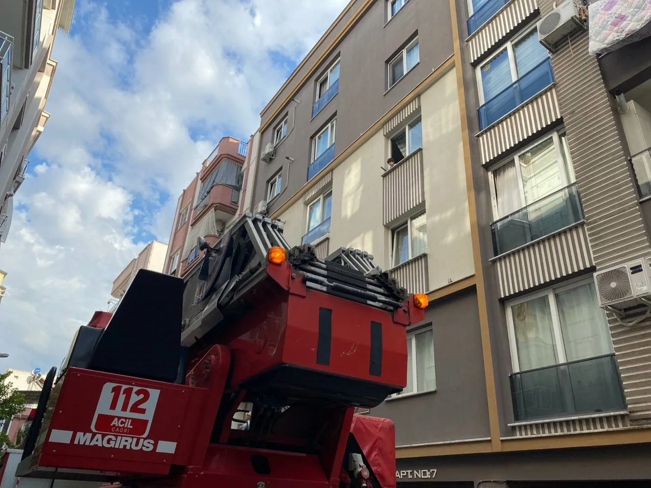 Penceredeki çocuk ekipleri alarma geçirdi 9 Penceredeki çocuk ekipleri alarma geçirdi