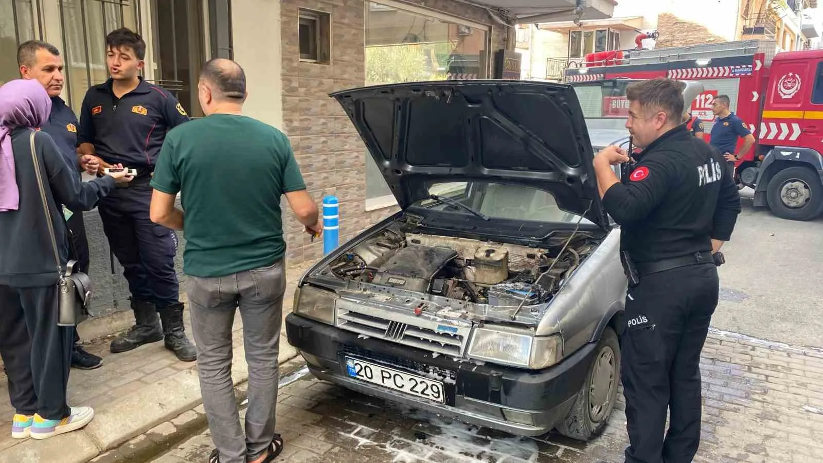 Seyir halindeki otomobilde çıkan yangın paniğe neden oldu 6 Seyir halindeki otomobilde çıkan yangın paniğe neden oldu
