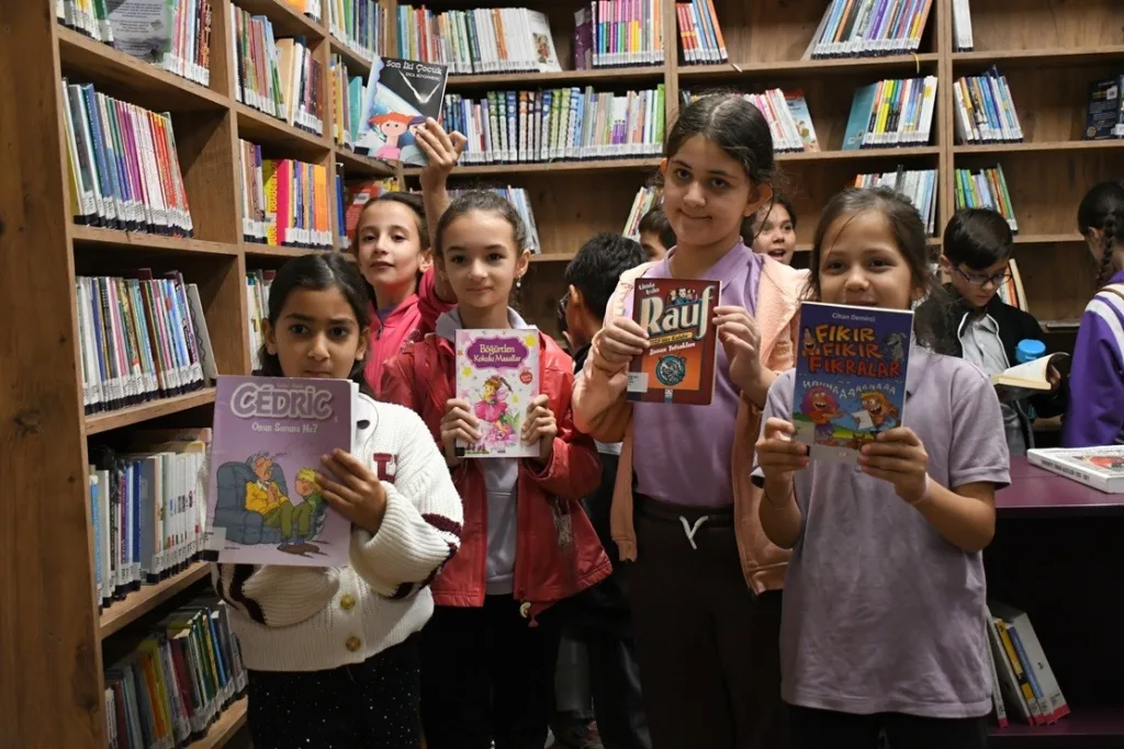 sokeden gelen minik ogrenciler ilk kez kutuphane heyecani yasadi 53e1f07abd5e