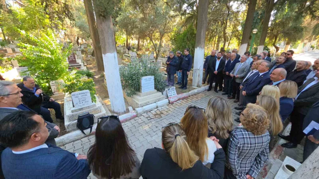 Türkiye’nin ilk kadın Muhtarı Gül Esin mezarı başında anıldı 4 turkiyenin ilk kadin muhtari gul esin mezari basinda anildi 1c097c659952