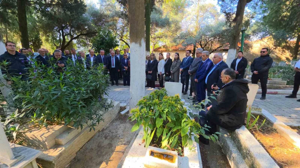 Türkiye’nin ilk kadın Muhtarı Gül Esin mezarı başında anıldı 3 turkiyenin ilk kadin muhtari gul esin mezari basinda anildi 2fe58916e449