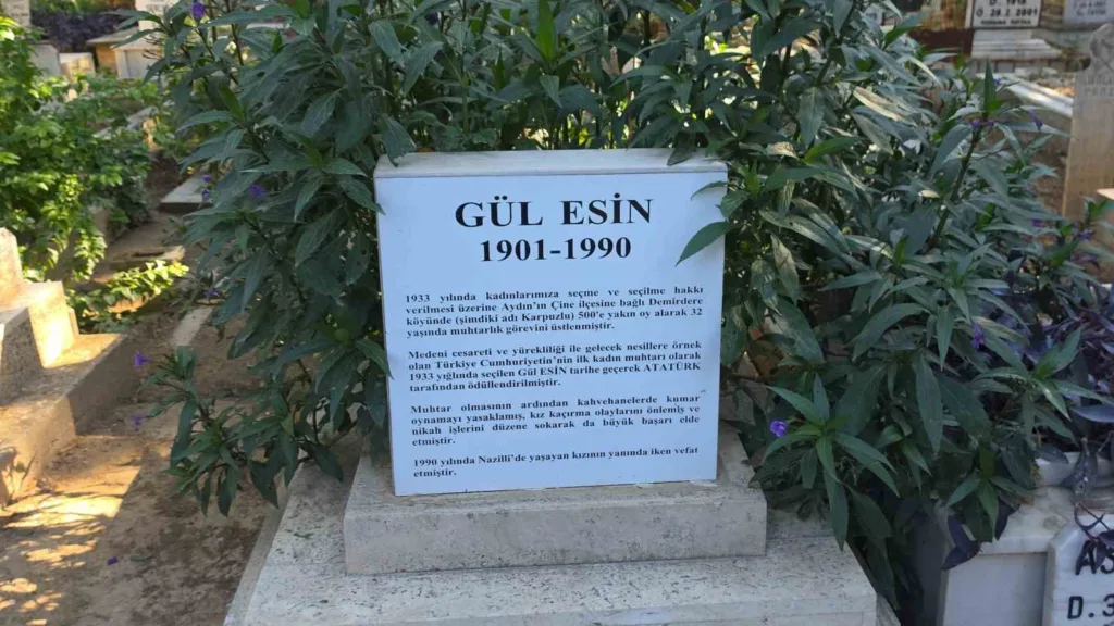 Türkiye’nin ilk kadın Muhtarı Gül Esin mezarı başında anıldı 2 turkiyenin ilk kadin muhtari gul esin mezari basinda anildi 370b0bf2cb62