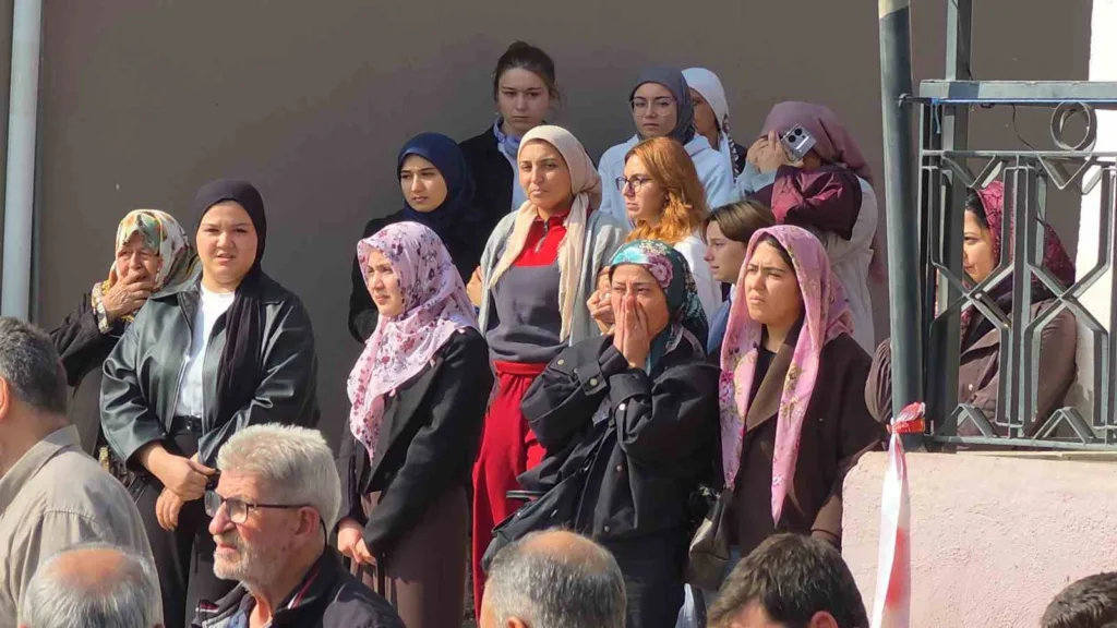 uzaklastirma karari aldirdigi eski erkek arkadasi tarafindan oldurulen genc kiz topraga verildi 45602a44e191