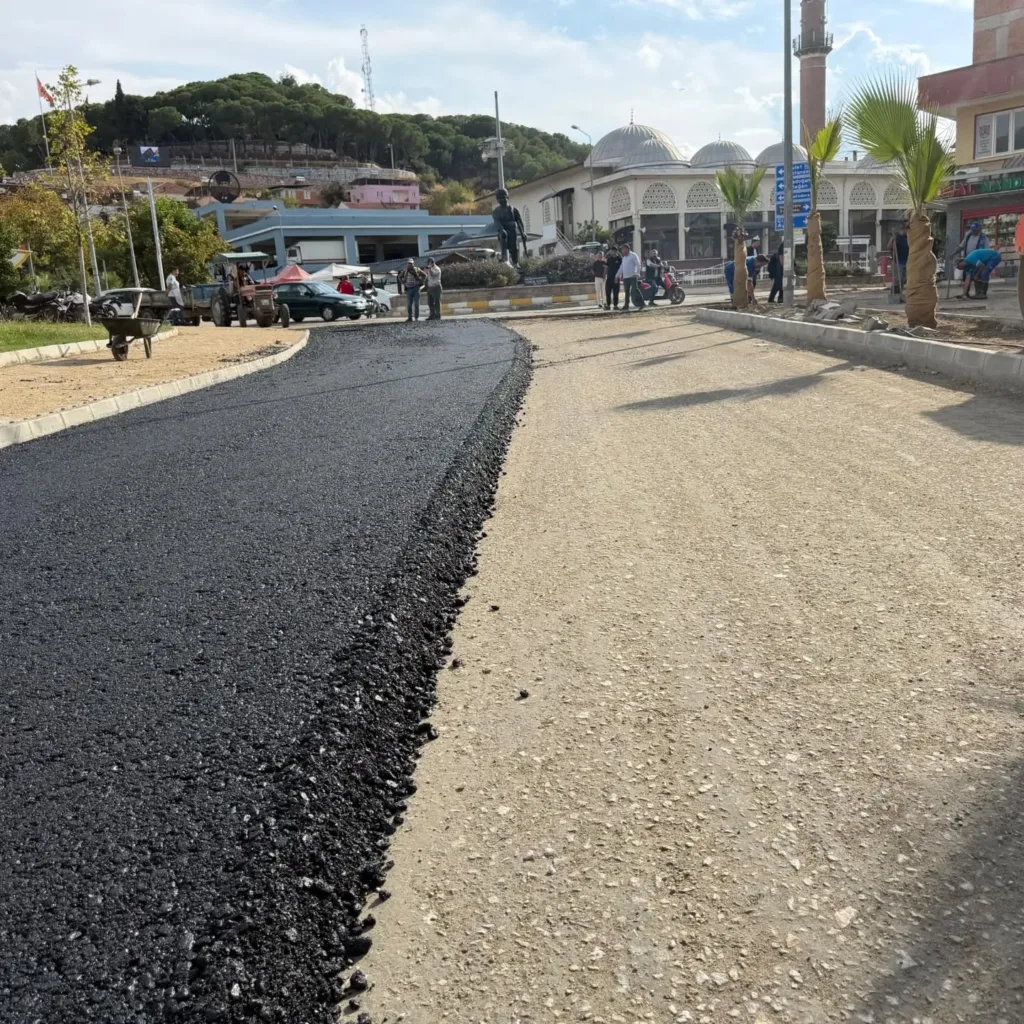 yenipazarda buyuk menderes caddesine sicak asfalt serimi basladi f9b38e1f9aec